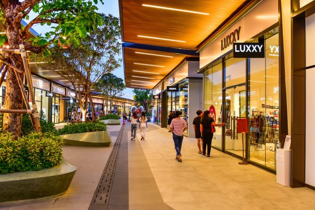 Retail lifestyle shopping center